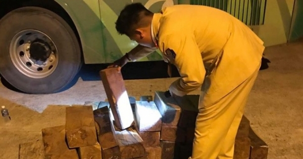 Hà Tĩnh: Phát hiện xe khách chở kèm 1 tấn gỗ trắc