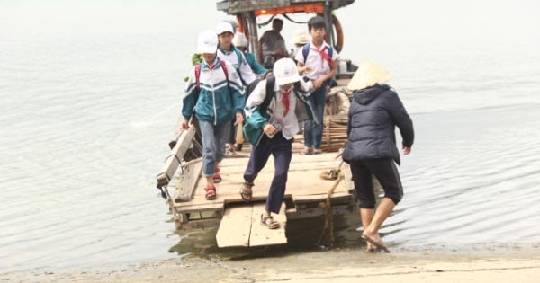 Quảng Bình: Nguy hiểm đò ngang “chông chênh” đưa học sinh đến trường