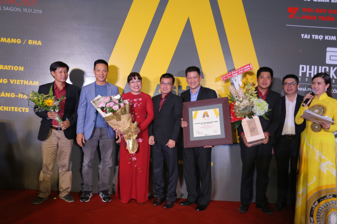 Đại diện Nh&agrave; ph&aacute;t triển c&ocirc;ng tr&igrave;nh xanh Phuc Khang Corporation được trao danh hiệu &ldquo;Developer of the year&rdquo; &ndash; Ashui Awards 2017.