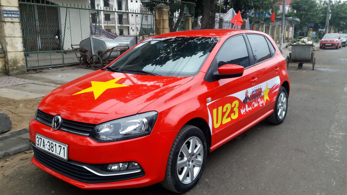 Những chiếc xe cũng được trang tr&iacute; sẵn s&agrave;ng diễu phố ăn mừng đội tuyển Việt Nam chiến thắng.
