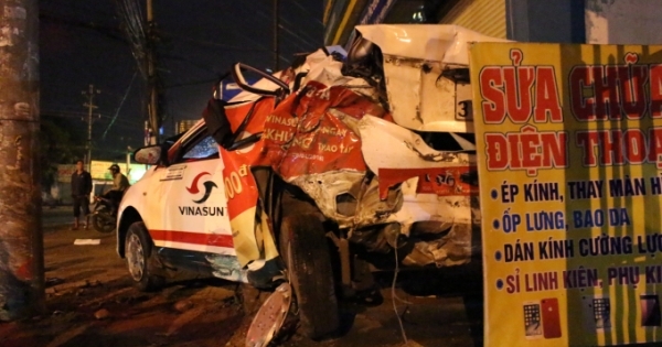 Bình Dương: Đậu xe trên vỉa hè bất ngờ bị container tông trúng, tài xế taxi tử vong