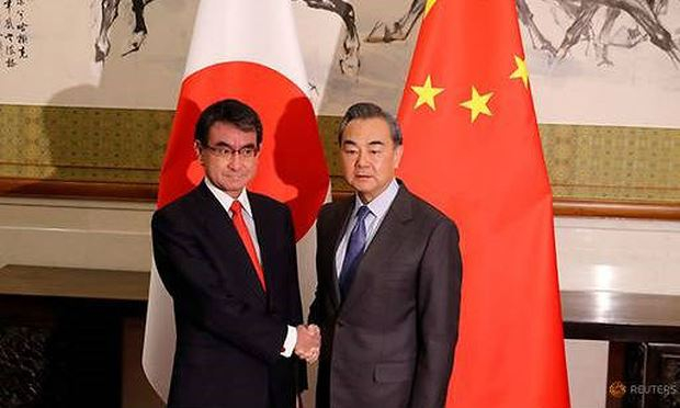 goại trưởng Nhật Bản Taro Kono (tr&aacute;i) v&agrave; người đồng cấp Trung Quốc Vương Nghị. (Nguồn: Reuters)