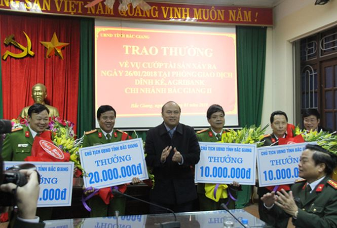 Chủ tịch UBND tỉnh Bắc Giang Nguyễn Văn Linh trao thưởng cho c&aacute;c tập thể