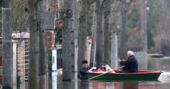 Thủ đô Paris chìm trong biển nước