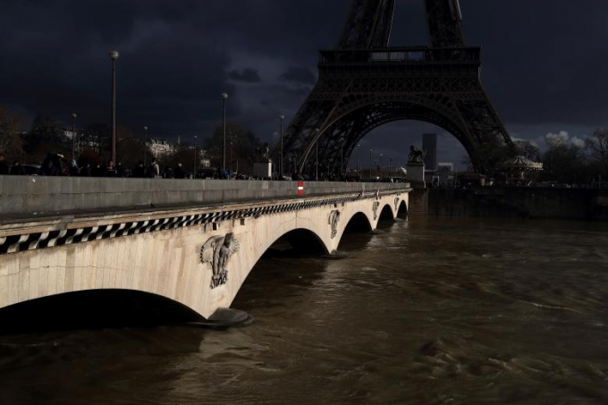 Nước d&acirc;ng cao tại khu vực cầu Pont d'Iena, th&aacute;p Eiffel.