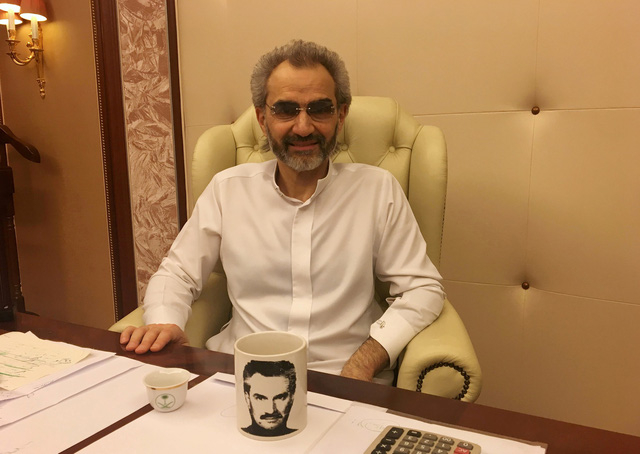 Ho&agrave;ng tử Alwaleed bin Talal trả lời phỏng vấn Reuters tại căn ph&ograve;ng &ocirc;ng bị giam giữ ở kh&aacute;ch sạn Ritz-Carlton.