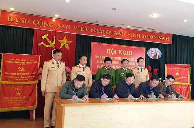 Đội CSGT C&ocirc;ng an TP Bắc Giang tham mưu đơn vị y&ecirc;u cầu doanh nghiệp, l&aacute;i xe k&yacute; cam kết, quyết liệt chặn xe qu&aacute; tải.
