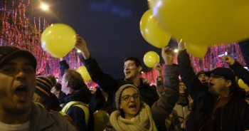Người biểu tình phe Áo vàng ôm cảnh sát Pháp chúc mừng năm mới
