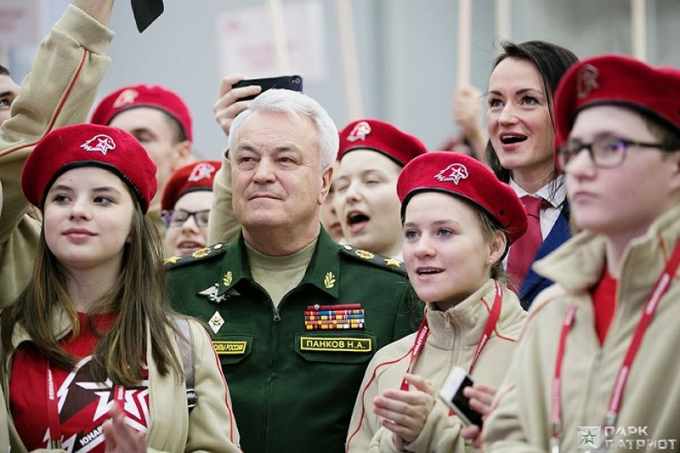 Đồng phục mầu be, đội mũ b&ecirc; r&ecirc; đỏ đậm l&agrave; trang phục của c&aacute;c thiếu sinh qu&acirc;n Nga.