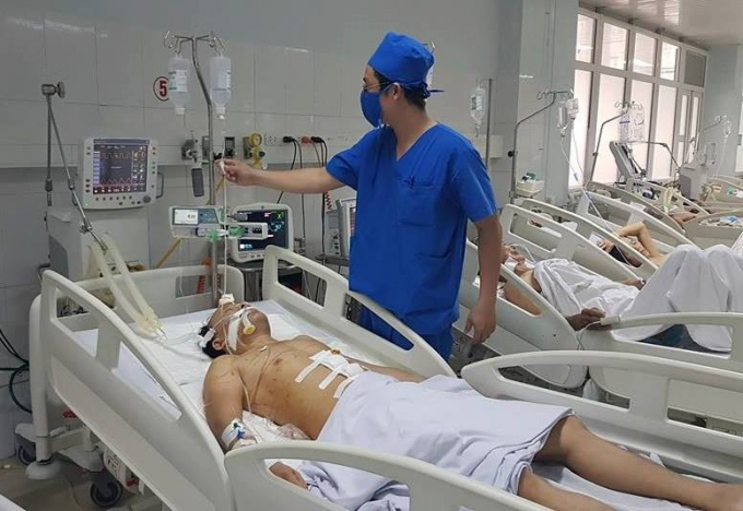 Một trong số hai người bị thương sau hỗn chiến đang cấp cứu tại bệnh viện.