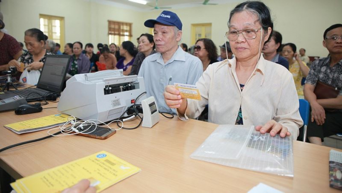 Bảo hiểm x&atilde; hội Việt Nam mở rộng việc chi trả lương hưu qua hệ thống bưu điện, tạo thuận lợi cho người d&acirc;n.