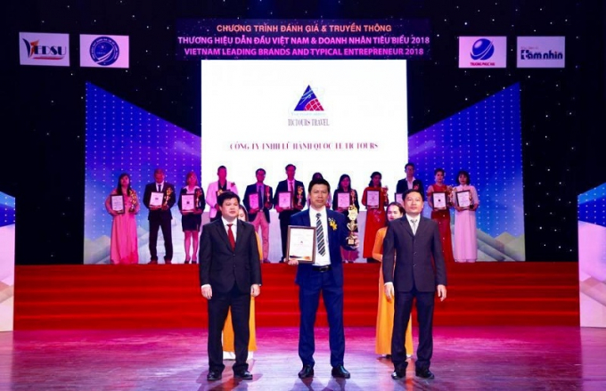&Ocirc;ng Nguyễn Quang Thắng - Gi&aacute;m đốc C&ocirc;ng ty TNHH lữ h&agrave;nh Quốc tế TicTour nhận giải thưởng.
