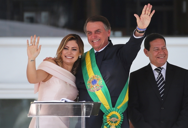 T&acirc;n Tổng thống Brazil Jair Bolsonaro c&ugrave;ng phu nh&acirc;n Michelle Bolsonaro trong lễ nhậm chức. Ảnh Reuters.