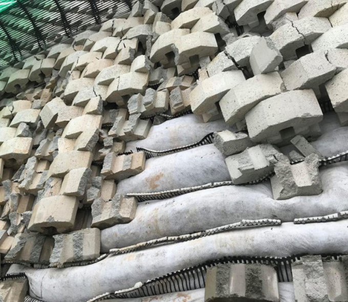 Tường th&agrave;nh khổng lồ tr&aacute;i ph&eacute;p ở Nha Trang bắt đầu đổ