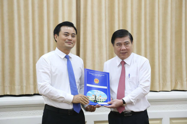 Chủ tịch UBND TPHCM Nguyễn Th&agrave;nh Phong đ&atilde; trao quyết định điều động &ocirc;ng B&ugrave;i Xu&acirc;n Cường giữ chức Trưởng Ban Quản l&yacute; Đường sắt đ&ocirc; thị TPHCM.