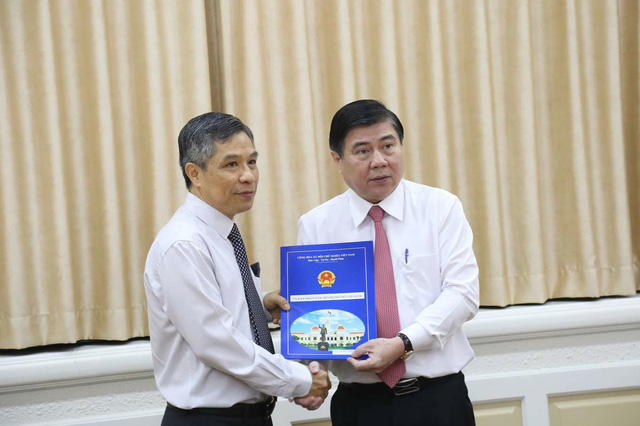 Chủ tịch UBND TPHCM Nguyễn Th&agrave;nh Phong đ&atilde; trao quyết định miễn nhiệm chức vụ Trưởng Ban QLĐSĐT đối với &ocirc;ng L&ecirc; Nguyễn Minh Quang.