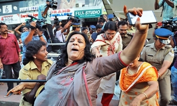 Người phụ nữ Ấn Độ thứ ba vào đền thiêng bất chấp bạo lực