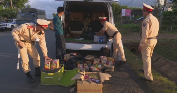 Phát hiện xe khách chở gần 200kg pháo lậu ở Đắk Lắk