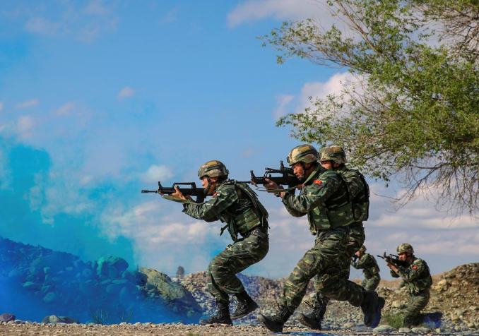 C&aacute;c binh sĩ thuộc&nbsp;Qu&acirc;n Giải ph&oacute;ng Nh&acirc;n d&acirc;n Trung Quốc&nbsp;tham gia kh&oacute;a huấn luyện chiến đấu tr&ecirc;n sa mạc Gobi ở Jiuquan, tỉnh Cam T&uacute;c, Trung Quốc ng&agrave;y 18/5/2018. (Ảnh: Reuters)