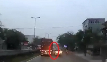 [Clip]: Vượt xe container bất thành, xe bán tải mất lái tông thẳng vào gốc cây