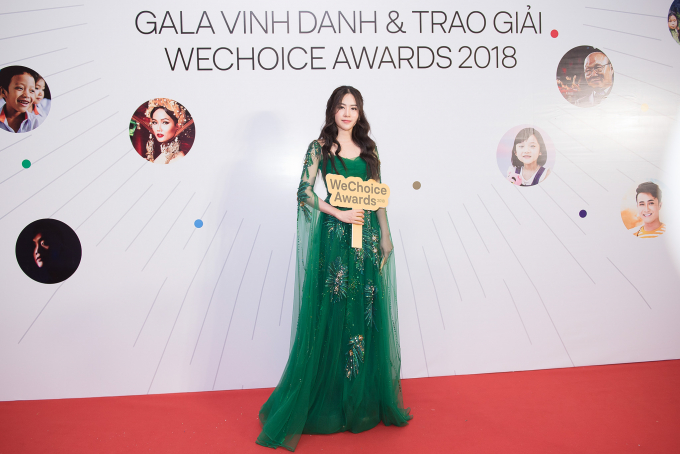 H&agrave; Thu, Huỳnh Vy, Nam Em, Nam Anh đổ bộ thảm đỏ sự kiện We Choice Awards 2018