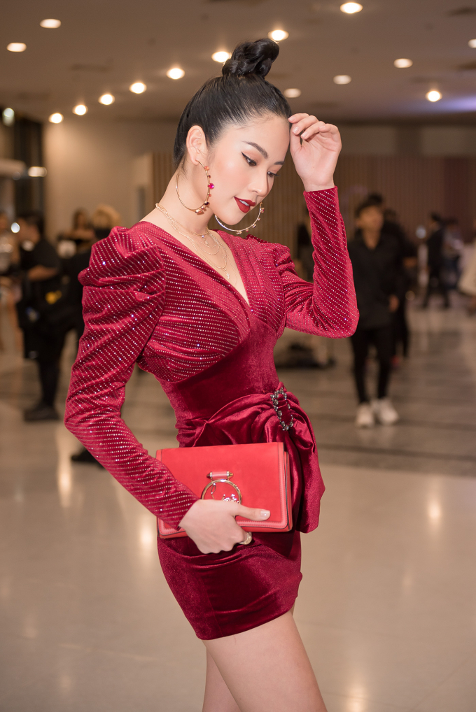 H&agrave; Thu, Huỳnh Vy, Nam Em, Nam Anh đổ bộ thảm đỏ sự kiện We Choice Awards 2018