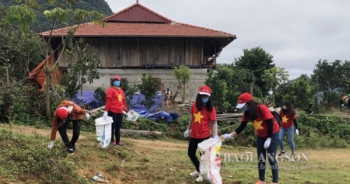 Lạng Sơn: Hơn 100 tình nguyện viên Vietnam Travel Group tham gia thu gom rác