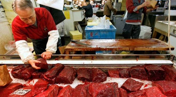 Thịt c&aacute; voi được b&agrave;y b&aacute;n tại một chợ c&aacute; ở Nhật Bản