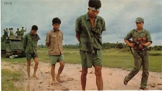 Bộ đội Việt Nam truy bắt t&agrave;n qu&acirc;n Pol Pot.