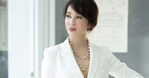 MC Thanh Mai diện vest xẻ ngực gợi cảm ở tuổi 45