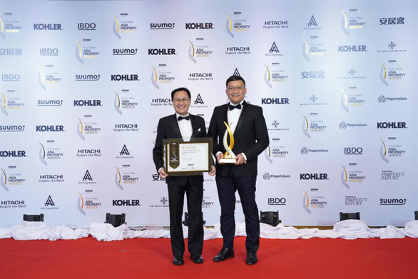 Đại diện Gamuda Land nhận giải thưởng PropertyGuru Asia Property Awards 2018 tại Bangkok, Th&aacute;i Lan.