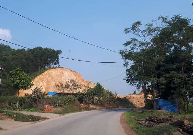 Nhiều quả đồi đ&atilde; bị san phẳng như thế n&agrave;y tại x&atilde; T&acirc;n Vinh, huyện Lương Sơn.