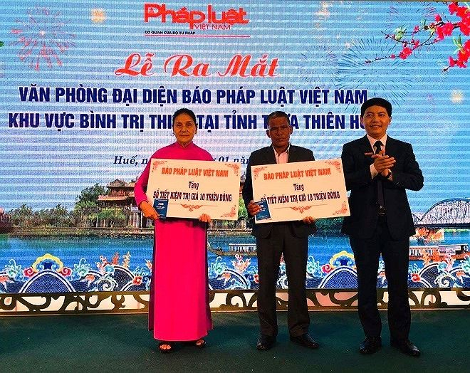 Ph&oacute; Tổng Bi&ecirc;n tập Trần Đức Vinh tặng sổ tiết kiệm cho đại diện hai Mẹ Việt Nam Anh h&ugrave;ng.
