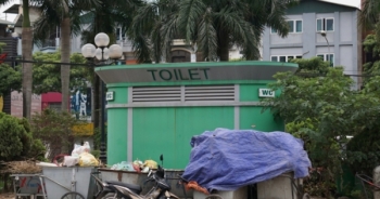 Tiêu dùng 72h: Nhà vệ sinh công cộng bỏ hoang, cỏ mọc kín lối