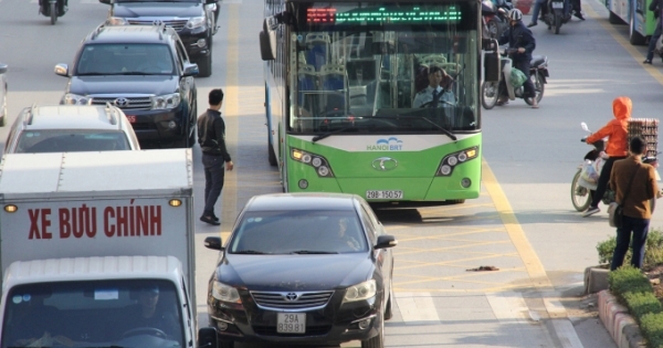 Hà Nội: Xử lý nghiêm phương tiện cá nhân lấn làn xe buýt nhanh BRT