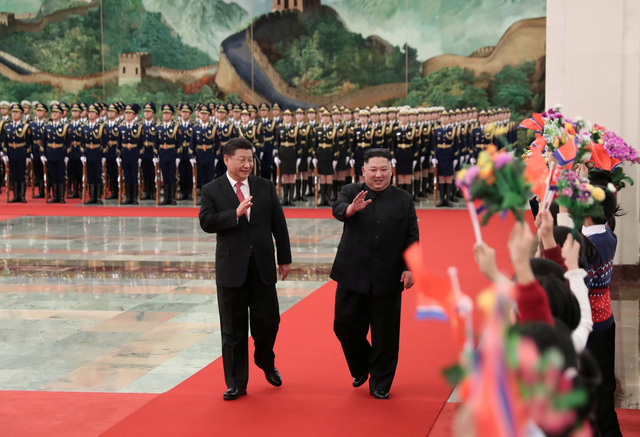 Chủ tịch Trung Quốc Tập Cận B&igrave;nh đ&atilde; tổ chức trọng thể lễ đ&oacute;n nh&agrave; l&atilde;nh đạo Kim Jong-un tại Đại lễ đường Nh&acirc;n d&acirc;n Trung Quốc ở Bắc Kinh.&nbsp;
