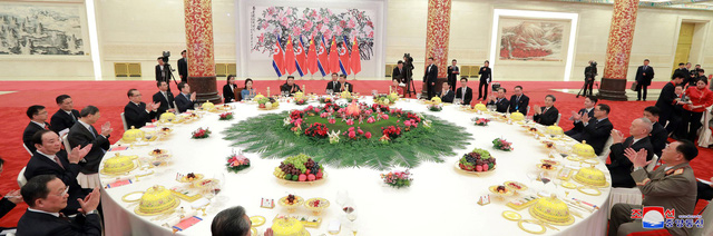 L&atilde;nh đạo hai đất nước c&ugrave;ng nhau dự tiệc tại Bắc Kinh.