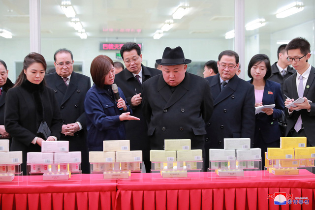 &Ocirc;ng Kim Jong-un v&agrave; phu nh&acirc;n tới thăm nh&agrave; m&aacute;y dược phẩm Tong Ren Tang ở Bắc Kinh.&nbsp;