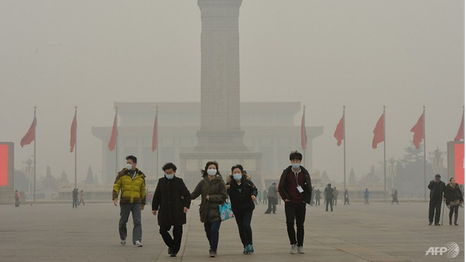 Du kh&aacute;ch đeo mặt nạ tại Quảng trường Thi&ecirc;n An M&ocirc;n khi &ocirc; nhiễm kh&ocirc;ng kh&iacute; nặng nề che phủ Bắc Kinh.&nbsp;(Ảnh: AFP)