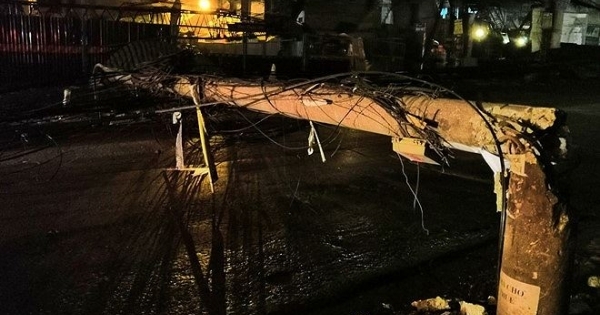 Truy tìm xe bồn kéo đổ cột điện khiến 3 người bị thương ở Hà Nội