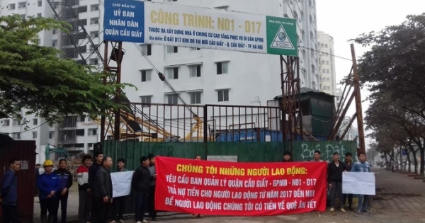 Công nhân căng băng rôn đề nghị Ban QLDA quận Cầu Giấy chi trả tiền dự án TĐC N01- D17 Duy Tân