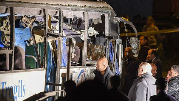 Chiếc xe bus chở đo&agrave;n du kh&aacute;ch Việt Nam gặp nạn ở Ai Cập.