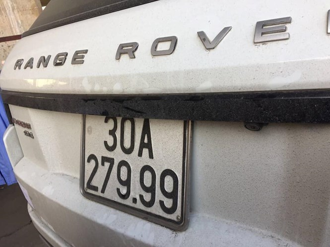 Chiếc xe Range Rover, biển kiểm so&aacute;t 30A - 279.99 do Phạm Thế Duy (SN 1980, ở Quảng Ninh) g&acirc;y tai nạn rồi bỏ trốn bị c&ocirc;ng an thu giữ.