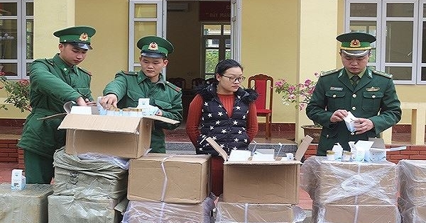 Bắt giữ đối tượng vận chuyển hơn 2.000 lọ kem dưỡng da nhập lậu từ Trung Quốc