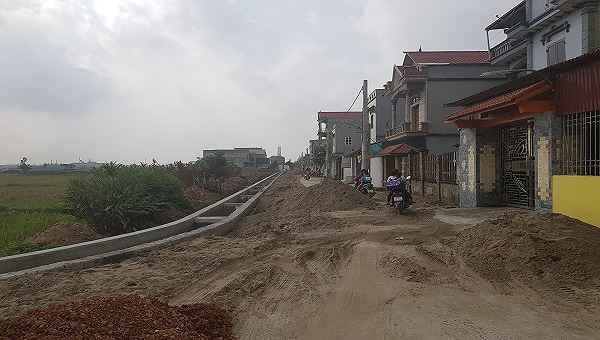 Dự &aacute;n tại x&atilde; Thụy H&ograve;a, huyện Y&ecirc;n Phong (tỉnh Bắc Ninh) đang thi c&ocirc;ng ngổn ngang.