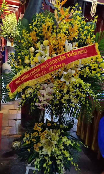Thủ tướng Nguyễn Xu&acirc;n Ph&uacute;c gửi lẵng hoa ch&uacute;c mừng trang trọng.