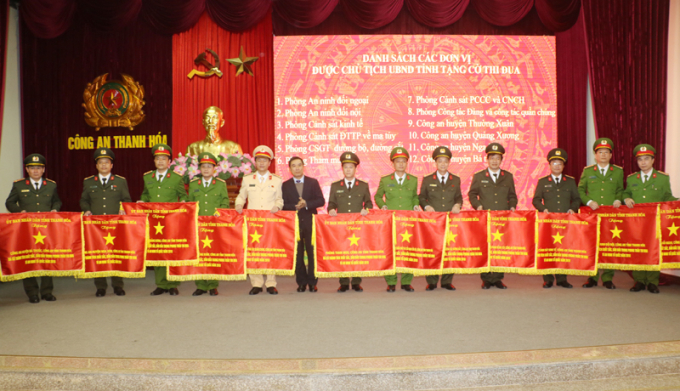 &Ocirc;ng Phạm Đăng Quyền, Ph&oacute; Chủ tịch UBND tỉnh trao cờ thi đua của UBND tỉnh cho C&ocirc;ng an c&aacute;c đơn vị địa phương.