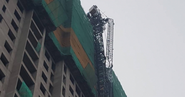 Tháo dỡ cẩu tháp bị gãy treo lủng lẳng gây nguy hiểm tại tòa nhà cao tầng ở Quảng Ninh