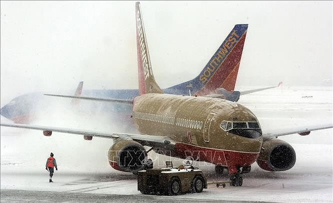 M&aacute;y bay bị phủ k&iacute;n tuyết sau trận b&atilde;o tuyết ở s&acirc;n bay Midway thuộc Chicago, Mỹ. Ảnh tư liệu: AFP