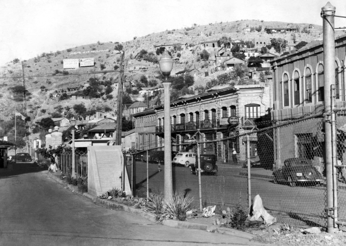 H&agrave;ng r&agrave;o bằng lưới mắt c&aacute;o v&agrave; d&acirc;y th&eacute;p gai giữa Nogales ở Mexico v&agrave; Nogales ở Arizona, Mỹ ng&agrave;y 16/6/1940. Ảnh: AP.